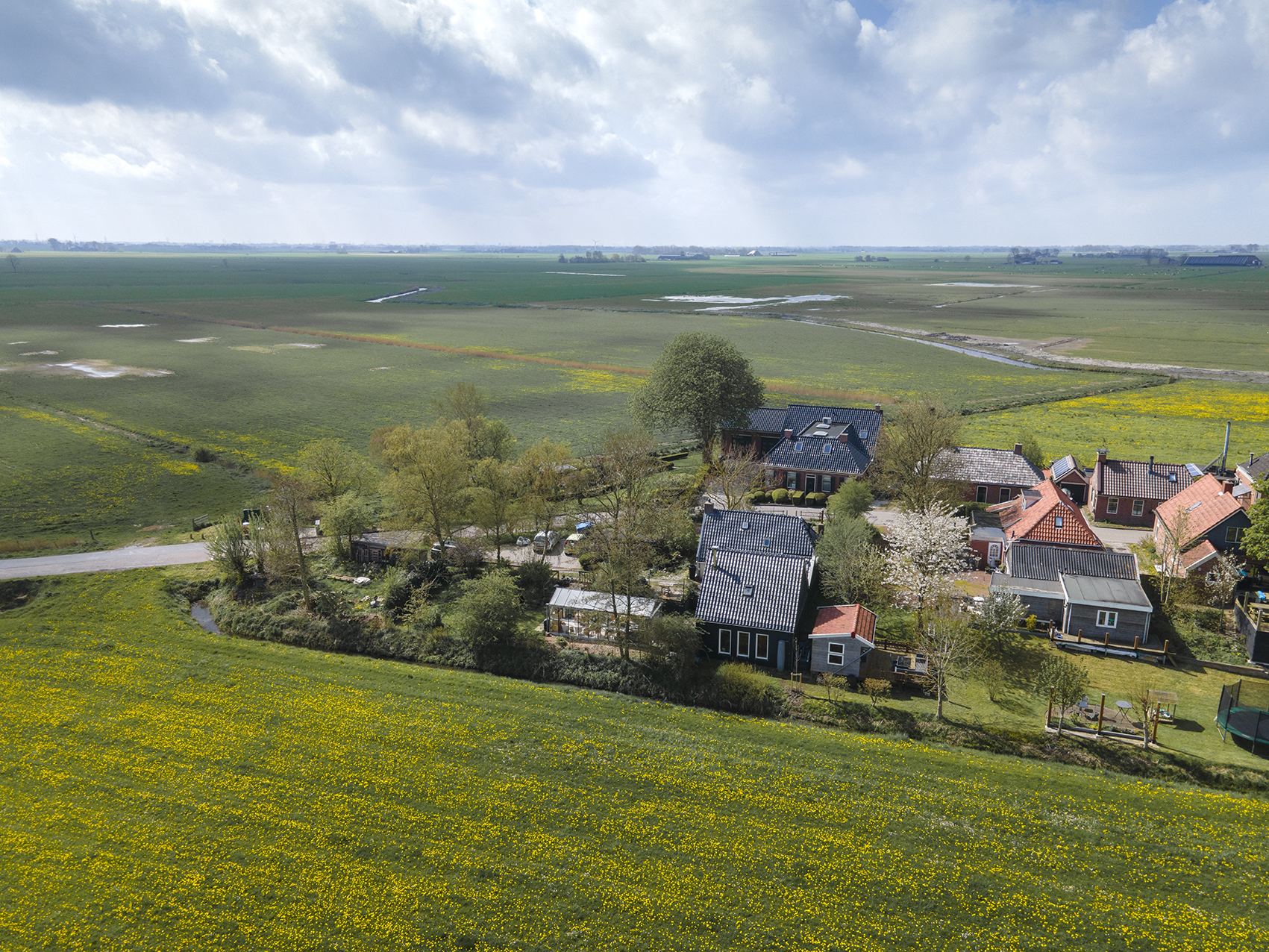 Uitzicht over Proeftuin Rottum en het open landschap van het Groninger Hogeland